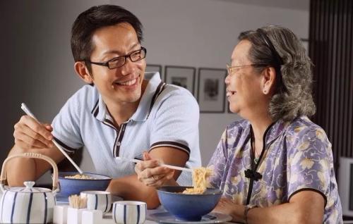 感恩母親節(jié)！陪著她比說什么都好！