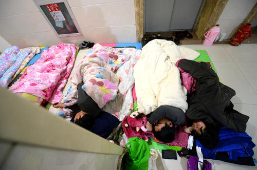 醫(yī)院打地鋪會傷害健康，有了共享陪護(hù)床就不用再打地鋪了！