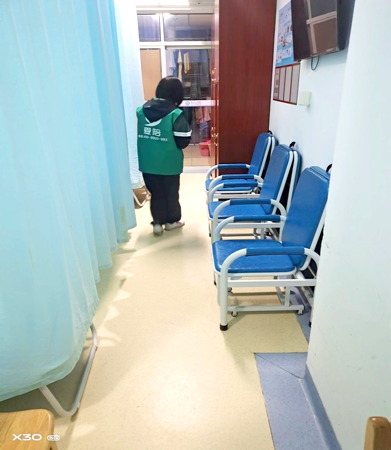 愛陪品牌的掃碼式智能共享陪護床椅為需求而生，為醫(yī)院分擔